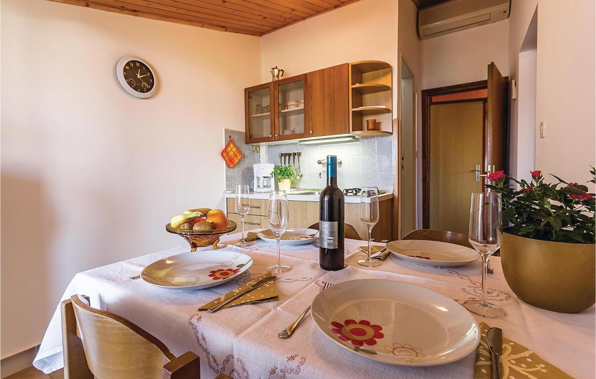 Beautiful Apartment In Pula With Kitchen Екстериор снимка