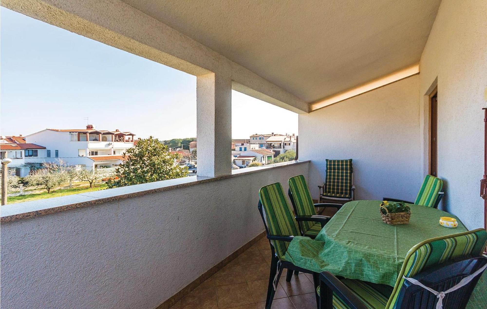 Beautiful Apartment In Pula With Kitchen Екстериор снимка